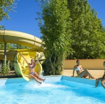 Camping Clos Cottet مكان تخييم *