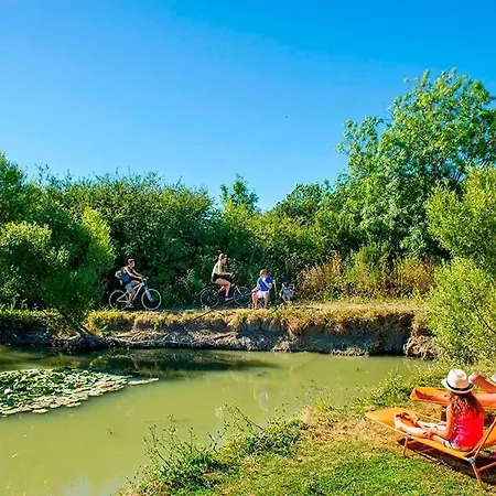 Camping Clos Cottet مكان تخييم